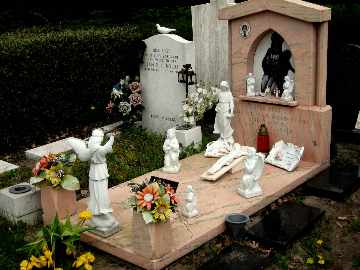 Grave monument for Maria van Loon, Daelwijck cemetery, Utrecht
