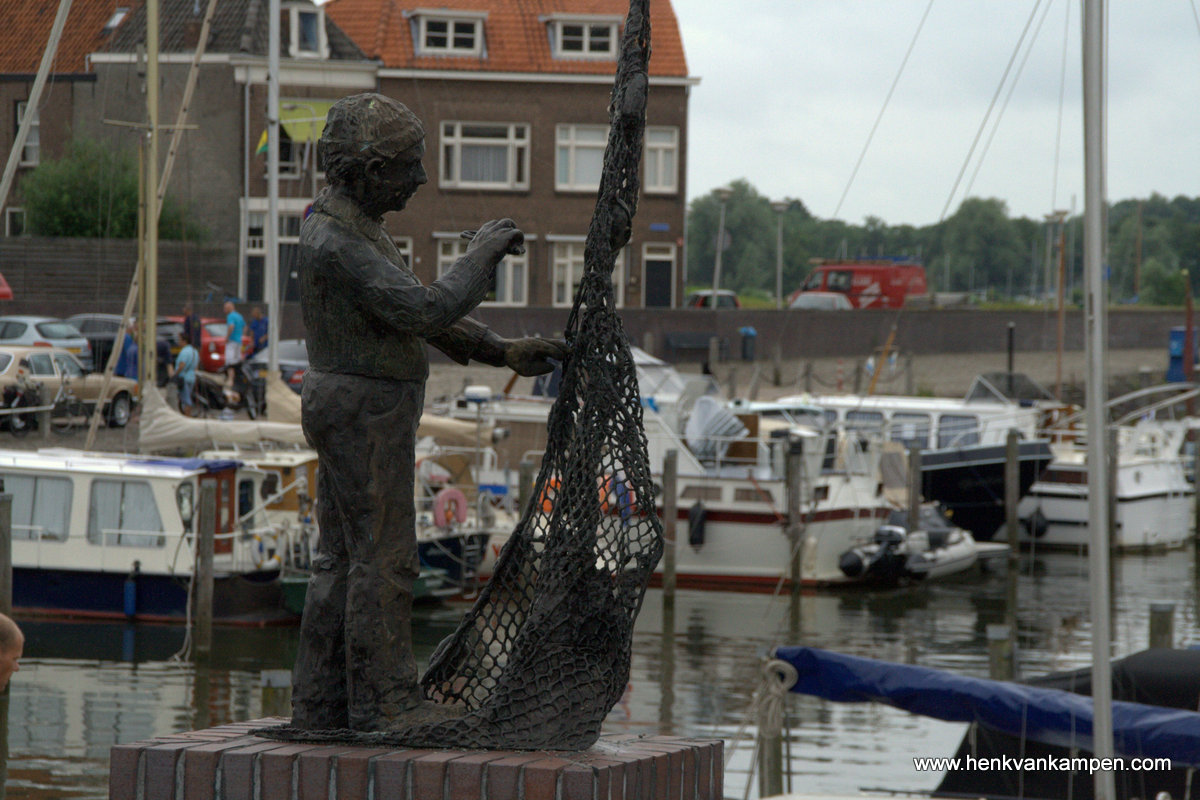 Statue of fishing net mender, Marina "Buitenhaven", Kampen, the Netherlands