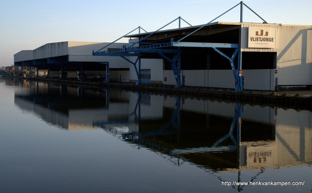 Bedrijvigheid aan het Merwedekanaal