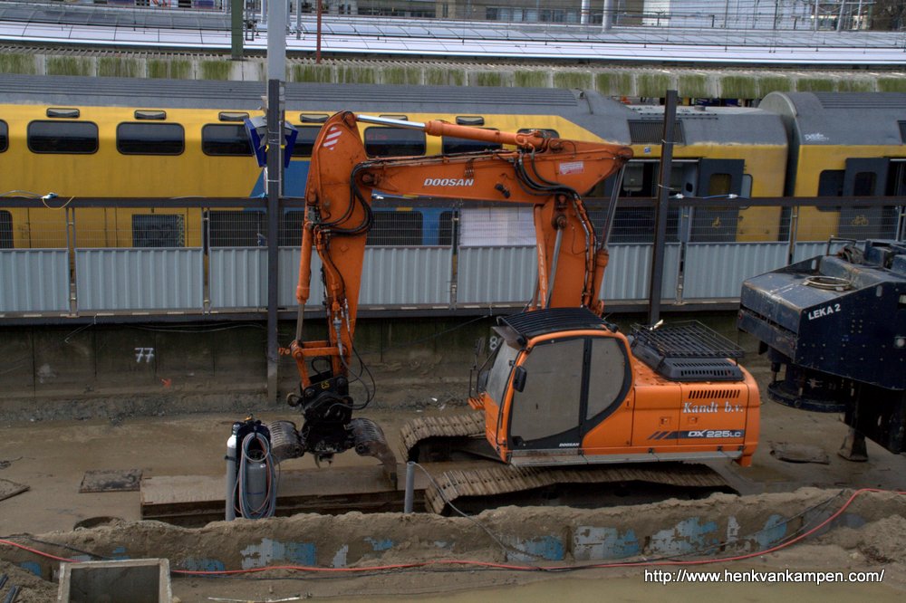 Een graafmachine op het station Henk van Kampen Een graafmachine op het station Henk van Kampen