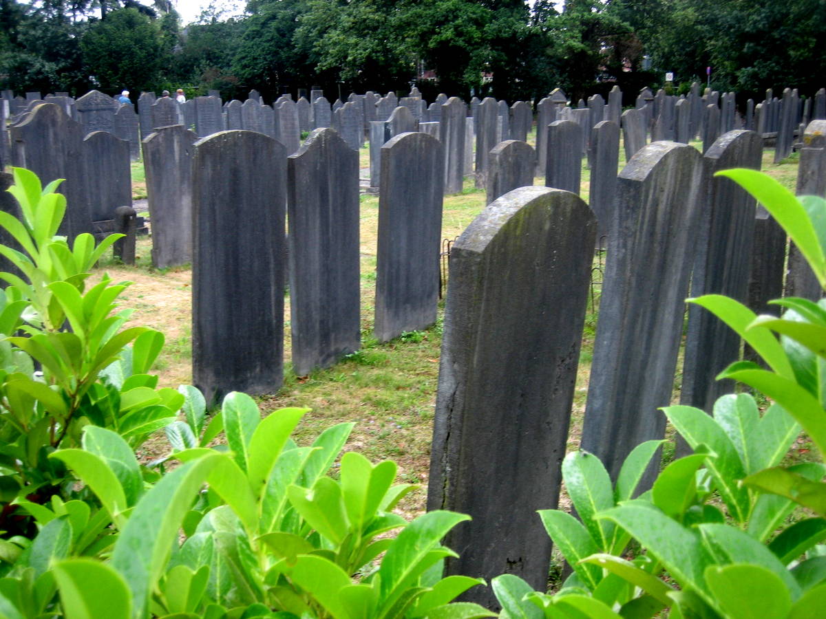 Tombstone Tuesday: The Jewish cemetery in Hilversum, part 2