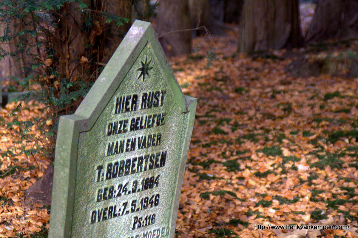 Tombstone of Teunis Robbertsen and Willemina Robbertsen - van Laar, Old Cemetery, Doorn