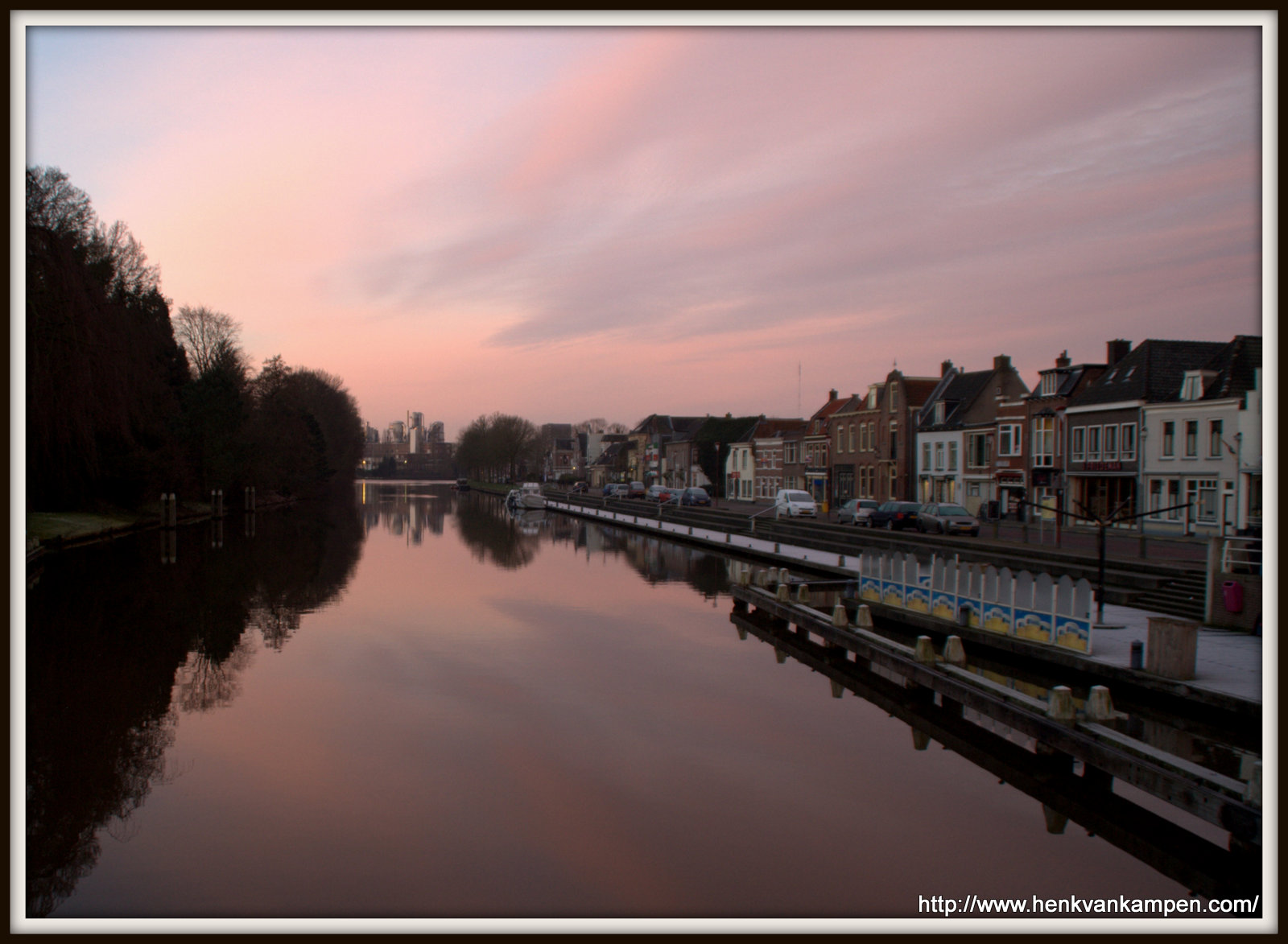 Het Merwedekanaal bij het rijzen van de zon